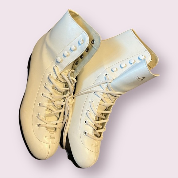 Women’s Figure Skates by American 
size 10
White - Picture 11 of 12